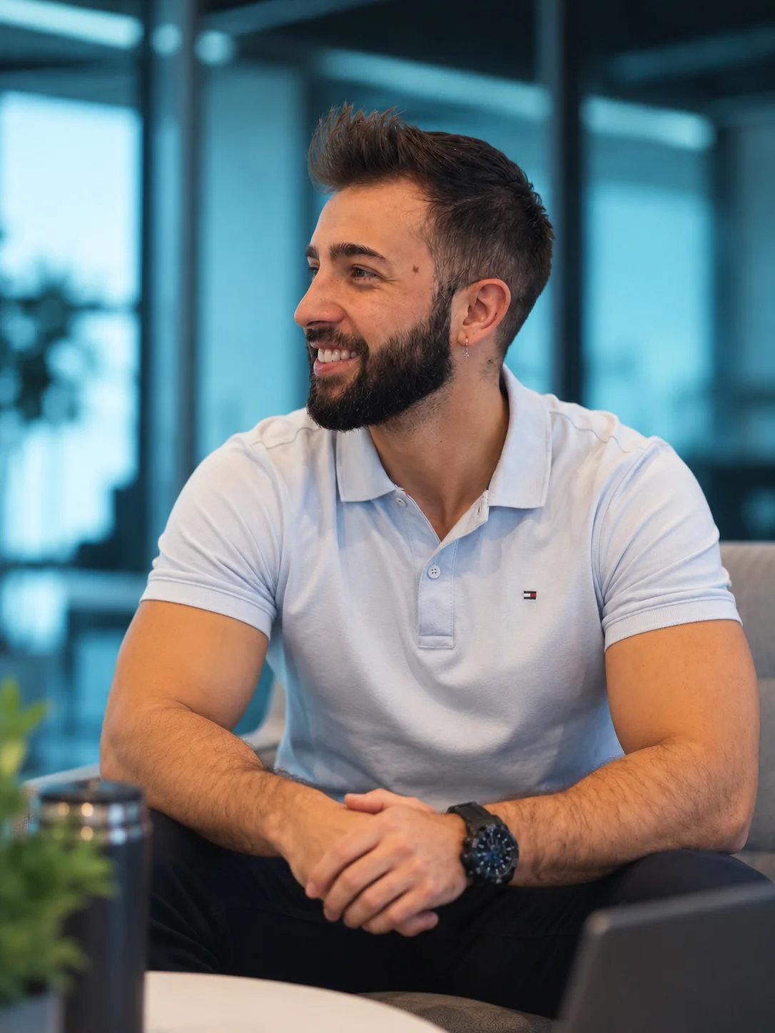 Jairo García sonriendo en una reunión